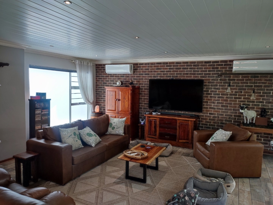 4 Bedroom Property for Sale in Langenhovenpark Free State